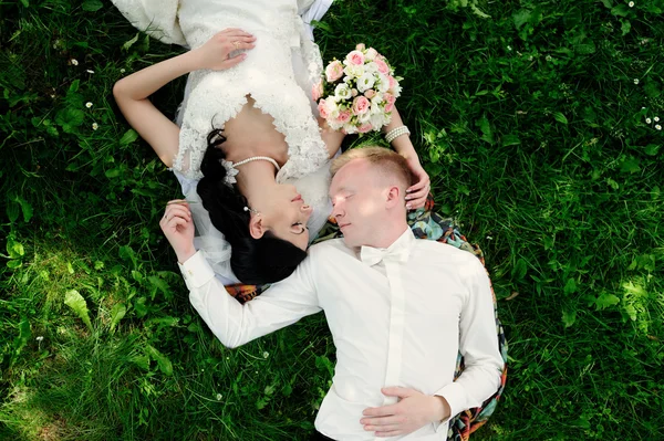У жениха и невесты романтический момент на свадьбе — стоковое фото