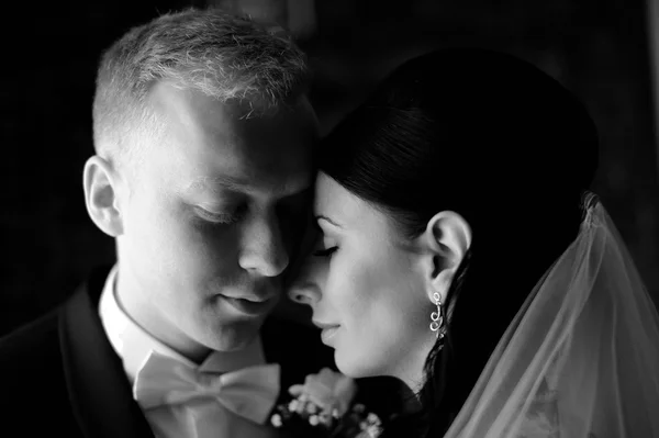 Bruden och brudgummen med en romantisk stund på deras bröllop — Stockfoto