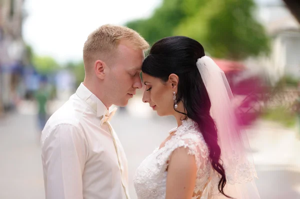 Menyasszony és a vőlegény, miután egy romantikus pillanatra nászajándékba — Stock Fotó
