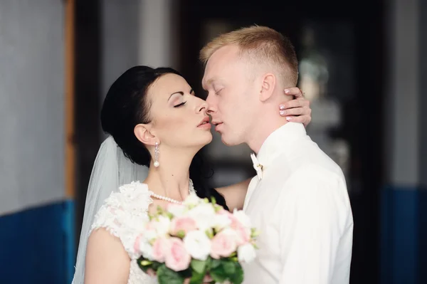 Bride and groom having a romantic moment on their wedding — Stock Photo, Image