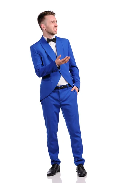 Uomo in suite blu con volto incredulo su sfondo bianco — Foto Stock