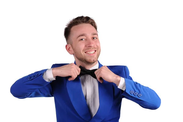 Uomo sorridente in suite blu con su sfondo bianco — Foto Stock