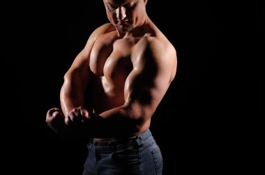 kaslı erkek siyah arka plan üzerine poz