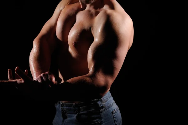 Musculoso macho posando sobre fondo negro — Foto de Stock