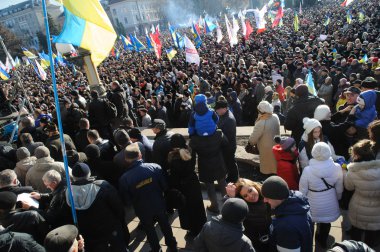 Ternopil, Ukrayna 1 Aralık: Protesto karşı Cumhurbaşkanı Yanukoviç ve hükümetin üzerinde 1 Aralık 2013 Ternopil, Ukrayna Ternopil Euromaydan üzerinde