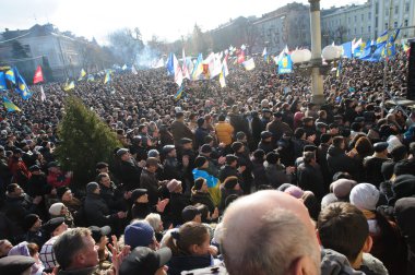 Ternopil, Ukrayna 1 Aralık: Protesto karşı Cumhurbaşkanı Yanukoviç ve hükümetin üzerinde 1 Aralık 2013 Ternopil, Ukrayna Ternopil Euromaydan üzerinde