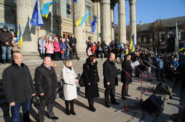 Ternopil, Ukrayna 1 Aralık: Protesto karşı Cumhurbaşkanı Yanukoviç ve hükümetin üzerinde 1 Aralık 2013 Ternopil, Ukrayna Ternopil Euromaydan üzerinde