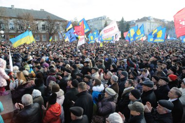 Ternopil, Ukrayna 1 Aralık: Protesto karşı Cumhurbaşkanı Yanukoviç ve hükümetin üzerinde 1 Aralık 2013 Ternopil, Ukrayna Ternopil Euromaydan üzerinde