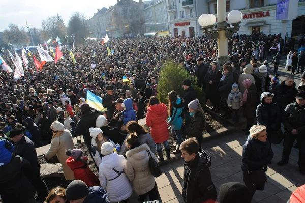 Ternopil, Ukraina den 1 December: Protest på Euromaydan i Ternopil mot presidenten Janukovitj och hans regering den 1 December 2013 i Ternopil, Ukraina — Stockfoto