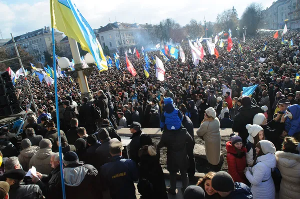 Ternopil, Ukrayna 1 Aralık: Protesto karşı Cumhurbaşkanı Yanukoviç ve hükümetin üzerinde 1 Aralık 2013 Ternopil, Ukrayna Ternopil Euromaydan üzerinde — Stok fotoğraf