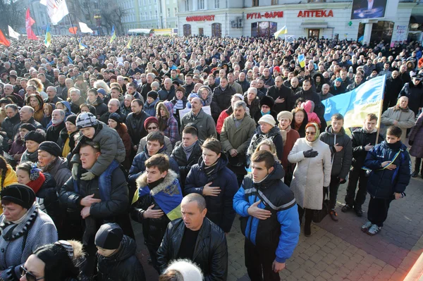 Ternopil, UKRAINE JOULUKUU 1: Mielenosoitus Euromaydania vastaan Ternopilissa presidentti Yanukovychia ja hänen hallitustaan vastaan JOULUKUU 1, 2013 Ternopilissa, Ukrainassa — kuvapankkivalokuva