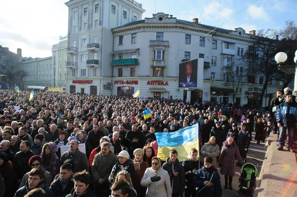 Ternopil, UKRAINE DECEMBER 1: Protest on Euromaydan in Ternopil against the president Yanukovych and his government on DECEMBER 1, 2013 in Ternopil, Ukraine — Stock Photo, Image