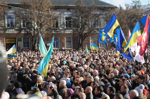 Ternopil, UKRAINE DECEMBER 1: Protest on Euromaydan in Ternopil against the president Yanukovych and his government on DECEMBER 1, 2013 in Ternopil, Ukraine — Stock Photo, Image