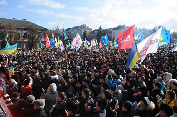 Ternopil, UKRAINE 1er DÉCEMBRE : Manifestation sur Euromaydan à Ternopil contre le président Ianoukovitch et son gouvernement le 1er décembre 2013 à Ternopil, Ukraine — Photo