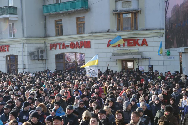 Ternopil, UKRAINE 1er DÉCEMBRE : Manifestation sur Euromaydan à Ternopil contre le président Ianoukovitch et son gouvernement le 1er décembre 2013 à Ternopil, Ukraine — Photo
