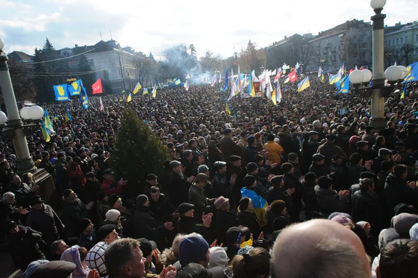 Ternopil, UKRAINE DECEMBER 1: Protest on Euromaydan in Ternopil against the president Yanukovych and his government on DECEMBER 1, 2013 in Ternopil, Ukraine — Stock Photo, Image