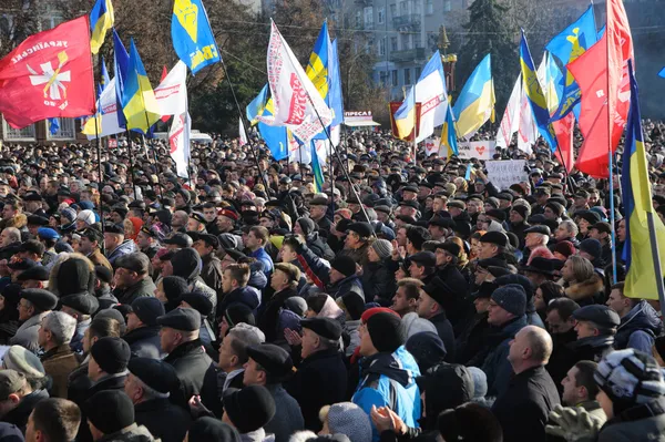 Ternopil, UKRAINE JOULUKUU 1: Mielenosoitus Euromaydania vastaan Ternopilissa presidentti Yanukovychia ja hänen hallitustaan vastaan JOULUKUU 1, 2013 Ternopilissa, Ukrainassa — kuvapankkivalokuva