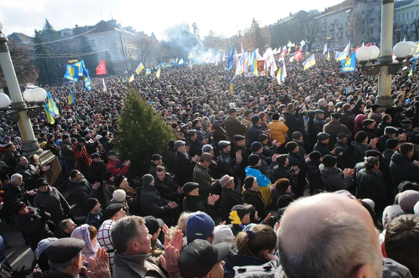 Tarnopol, Ukraina 1 grudnia: Protest na Euromaydan w Tarnopolu przeciwko prezydent Janukowycz i jego rządu na 1 grudnia 2013 w Tarnopol, Ukraina — Zdjęcie stockowe