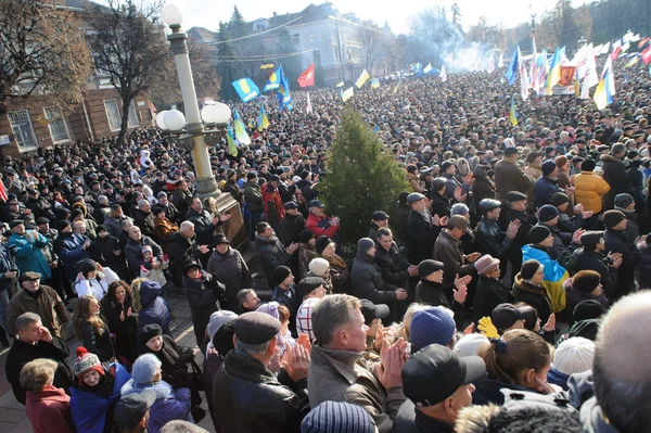 Ternopil, Ukraina den 1 December: Protest på Euromaydan i Ternopil mot presidenten Janukovitj och hans regering den 1 December 2013 i Ternopil, Ukraina — Stockfoto