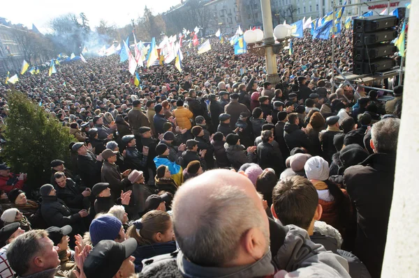 Ternopil, UKRAINE 1er DÉCEMBRE : Manifestation sur Euromaydan à Ternopil contre le président Ianoukovitch et son gouvernement le 1er décembre 2013 à Ternopil, Ukraine — Photo