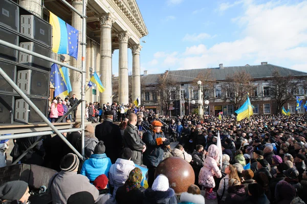 Ternopil, Oekraïne 1 December: Protest op Euromaydan in Ternopil tegen de president Janoekovitsj en zijn regering op 1 December 2013 in Ternopil, Oekraïne — Stockfoto