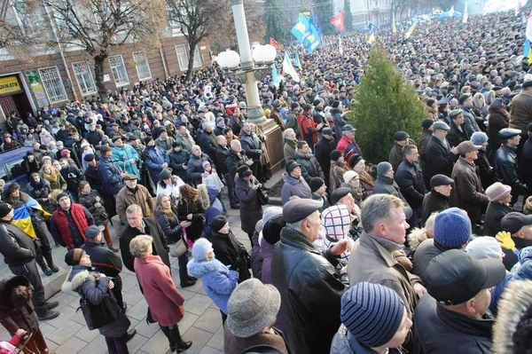 Ternopil, UCRÂNIA 1 DE DEZEMBRO: Protesto contra Euromaydan em Ternopil contra o presidente Yanukovych e seu governo em 1 DE DEZEMBRO de 2013 em Ternopil, Ucrânia — Fotografia de Stock