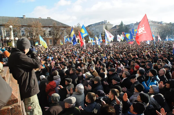 Tarnopol, Ukraina 1 grudnia: Protest na Euromaydan w Tarnopolu przeciwko prezydent Janukowycz i jego rządu na 1 grudnia 2013 w Tarnopol, Ukraina — Zdjęcie stockowe