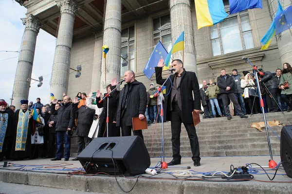 Ternopil, UKRAINE DECEMBER 1: Protest on Euromaydan in Ternopil against the president Yanukovych and his government on DECEMBER 1, 2013 in Ternopil, Ukraine — Stock Photo, Image