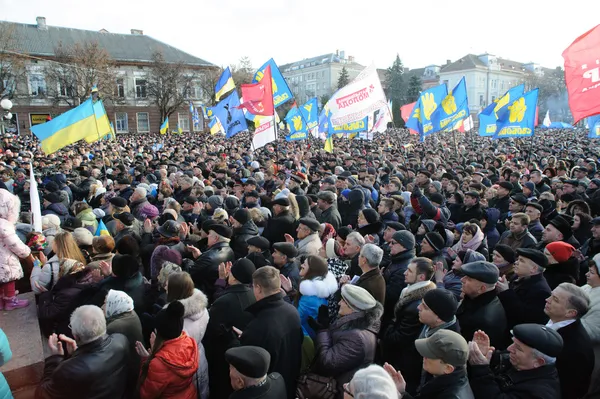 Ternopil, Ukraina den 1 December: Protest på Euromaydan i Ternopil mot presidenten Janukovitj och hans regering den 1 December 2013 i Ternopil, Ukraina — Stockfoto