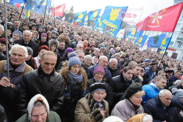 Ternopil, Ukrajina 1. prosince: Protest na Euromaydan v Ternopilu proti prezident Janukovyč a jeho vláda na 1 prosinci 2013 Ternopil, Ukrajina — Stock fotografie