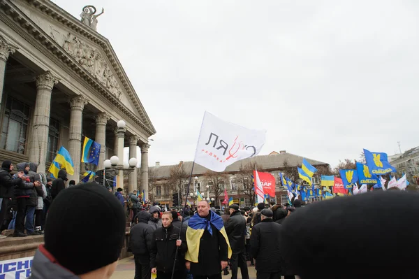 Ternopil, Ukrajina 1. prosince: Protest na Euromaydan v Ternopilu proti prezident Janukovyč a jeho vláda na 1 prosinci 2013 Ternopil, Ukrajina — Stock fotografie