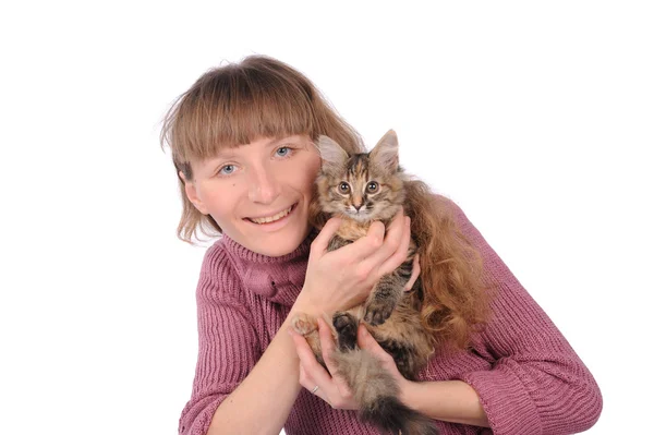 美しい笑顔ブルネット少女と白い背景の上生姜猫 — ストック写真