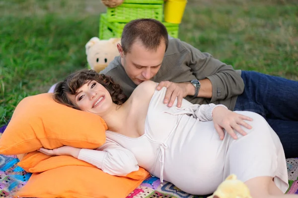 Felices futuros padres en el paseo en el parque de verano — Foto de Stock