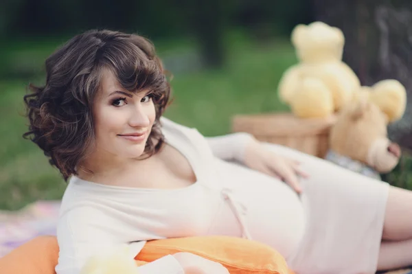 Felice giovane donna incinta nel parco — Foto Stock