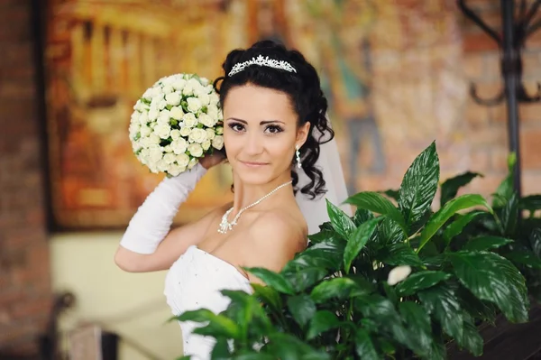 Junge attraktive Braut mit dem Strauß — Stockfoto