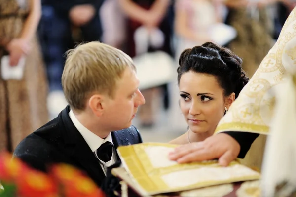 Bruden och brudgummen under kyrklig vigsel — Stockfoto