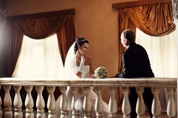 Braut und Bräutigam bei einem romantischen Moment auf ihrer Hochzeit — Stockfoto