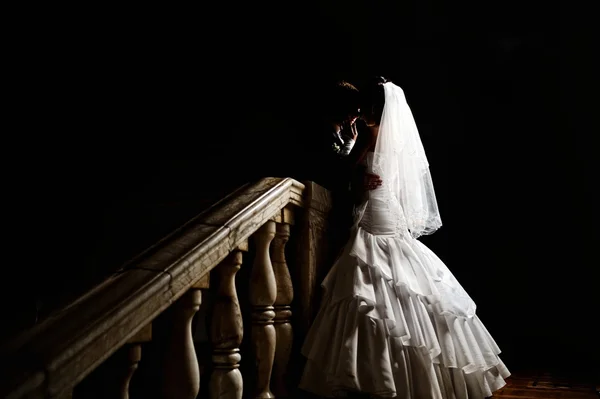 Braut und Bräutigam bei einem romantischen Moment auf ihrer Hochzeit — Stockfoto