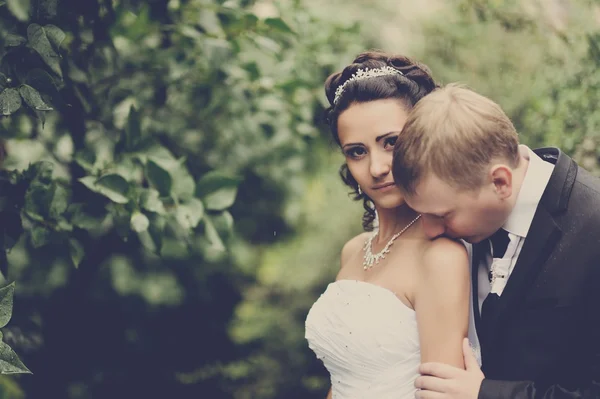 Bride and groom kissing outdoor — Stock Photo, Image
