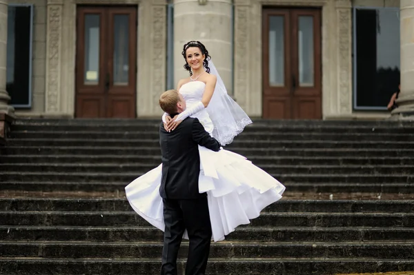 Nevěsta a ženich s romantickým posezením na jejich svatbě — Stock fotografie