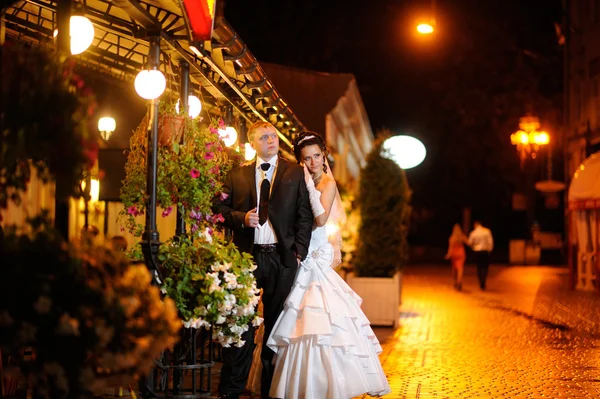 Bride and groom together at night walk — Stock Photo, Image
