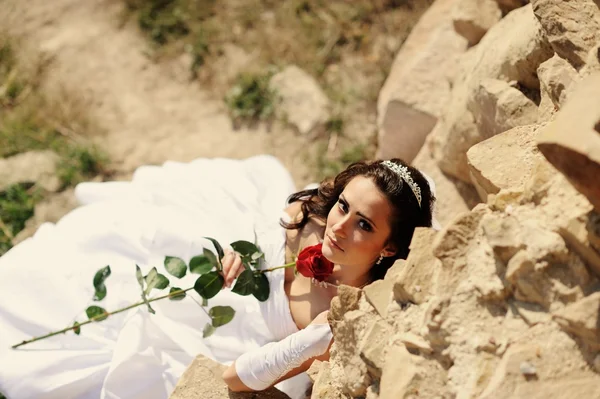 Young attractive bride with the bouquet — Stock Photo, Image