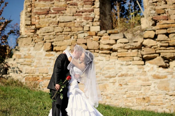 Sposa e sposo si baciano nell'antico castello — Foto Stock