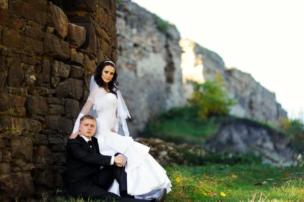 Bride and groom near ancient castle — Stock Photo, Image