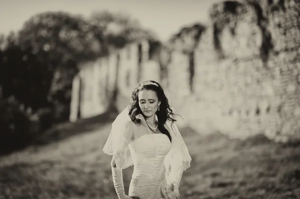 Joven novia atractiva posando al aire libre — Foto de Stock