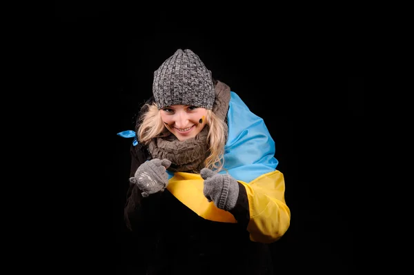 Portret atrakcyjny dziewczynka Flaga Ukrainy, na czarnym tle. patriotyzm, niezależność, rewolucji na Ukrainie. — Zdjęcie stockowe