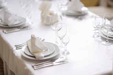Masa Restaurant'ta yemekler ve gözlük ile servis
