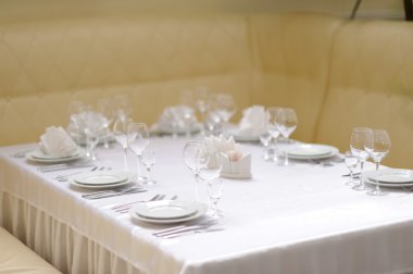 Masa Restaurant'ta yemekler ve gözlük ile servis