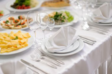 partiden önce restoranda servis gümüş ve cam stemware ile masayı 