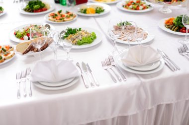 partiden önce restoranda servis gümüş ve cam stemware ile masayı 